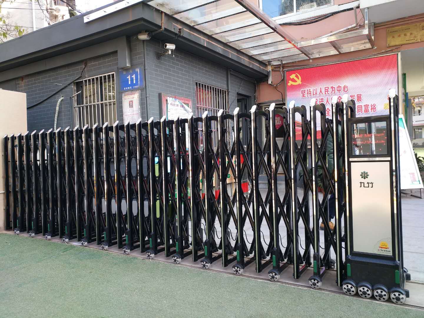 完成南京市回龙桥小学电动门的安装